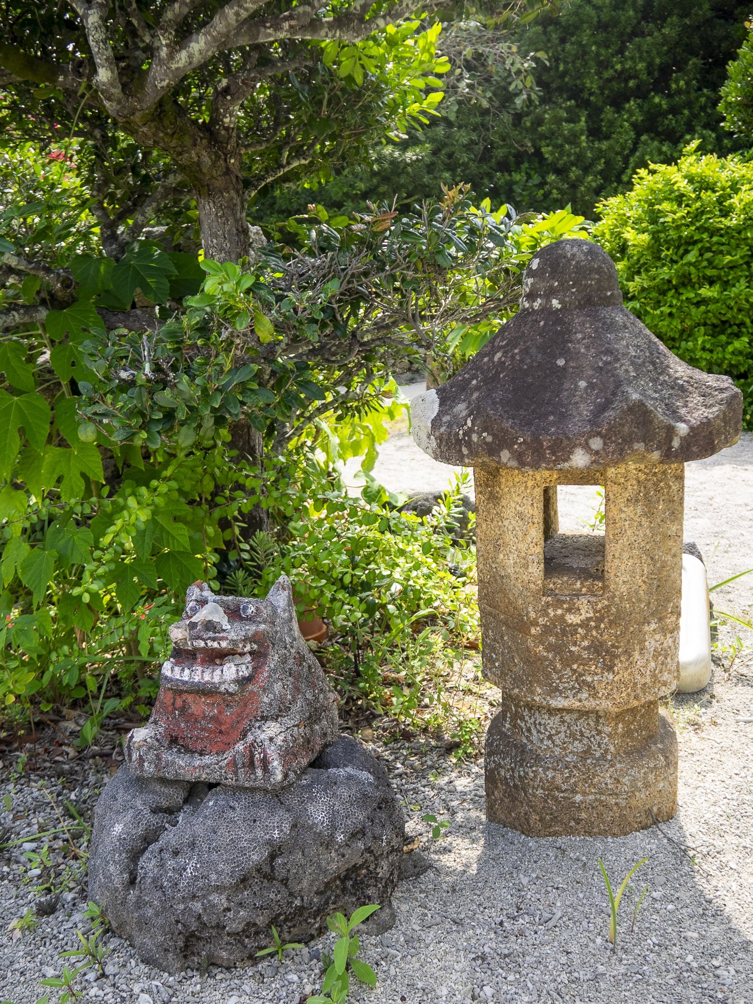 Shisa and stone lamp in Taketomi