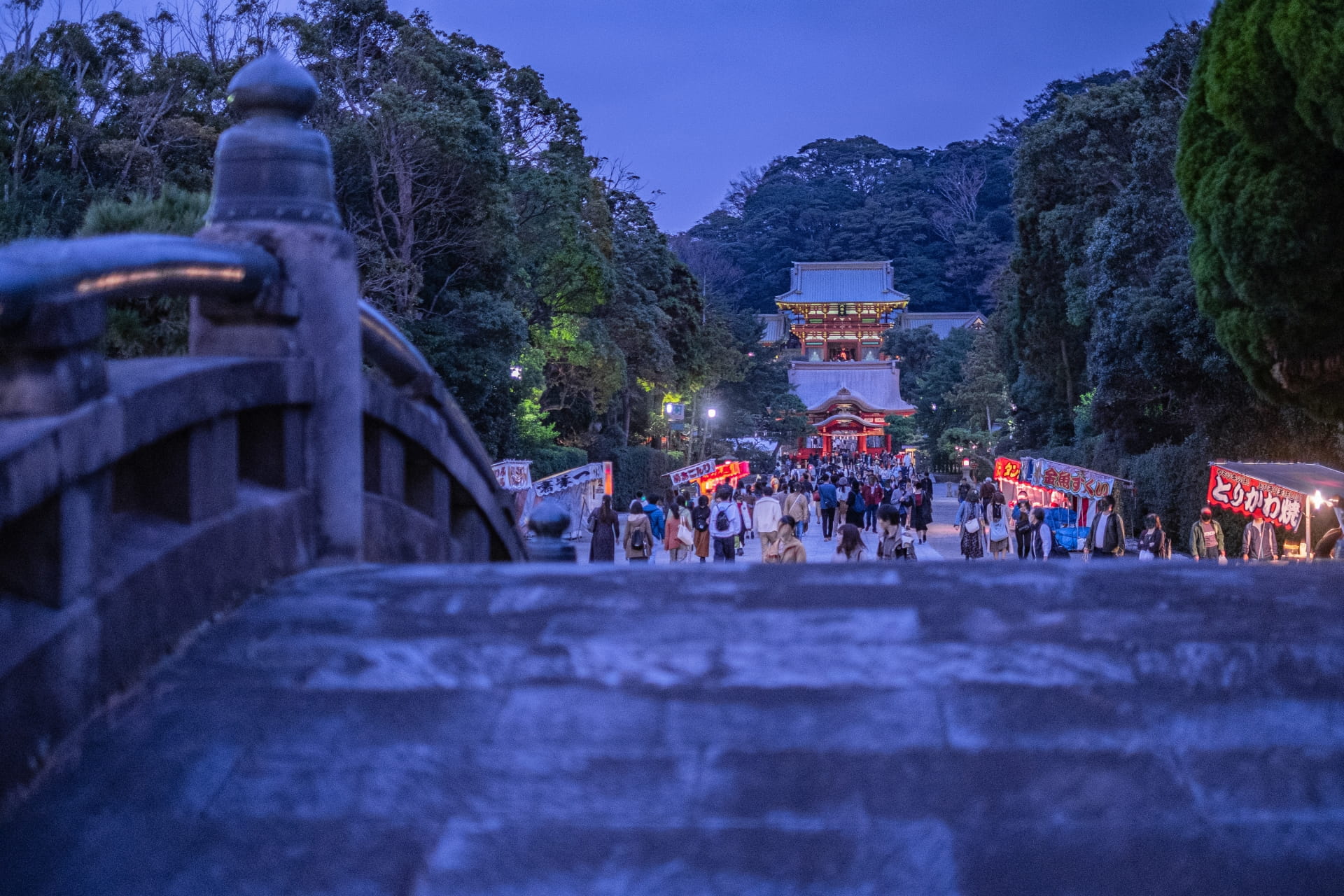 Tsurugaoka Hachimangu open in the evening for Hatsumode
