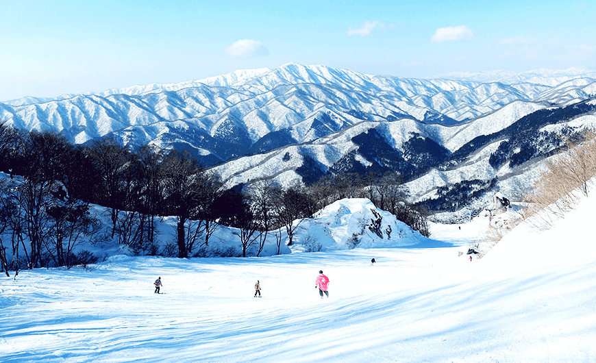 Skiers and snowboarders at Gransnow Okuibuki Ski Resort